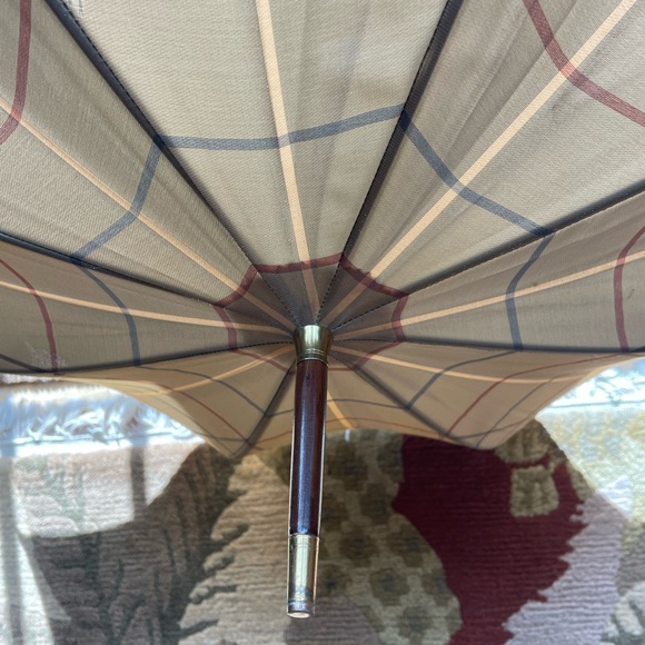 Burberry’s Umbrella With Wooden J Handle - Picture 4 of 10